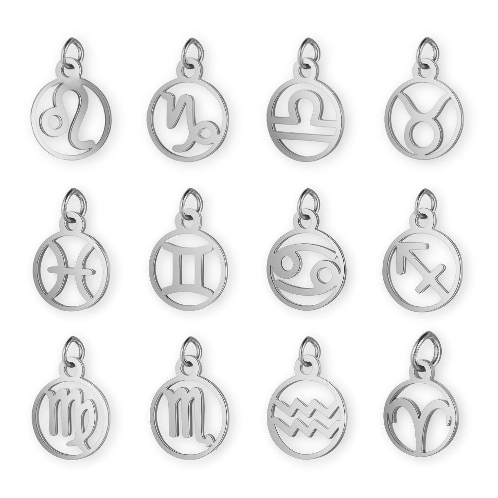 Une collection de pendentif en argent sur le thème de l'astrologie et des signes du zodiaque