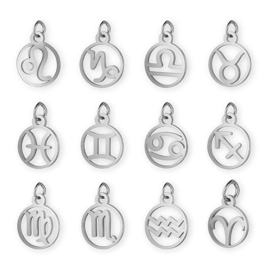 Une collection de pendentif en argent sur le thème de l'astrologie et des signes du zodiaque