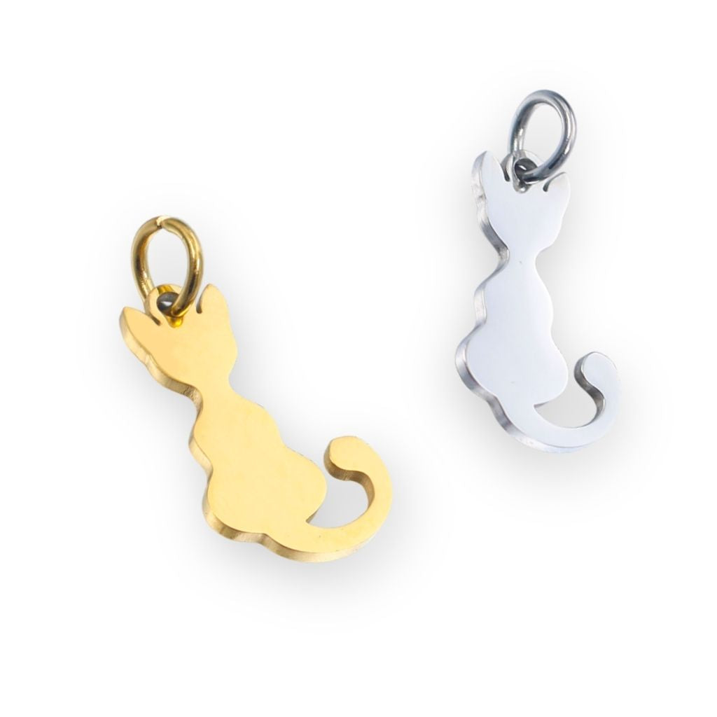 Une collection de pendentif chat en argent et en or pour bola de grossesse de femme enceinte