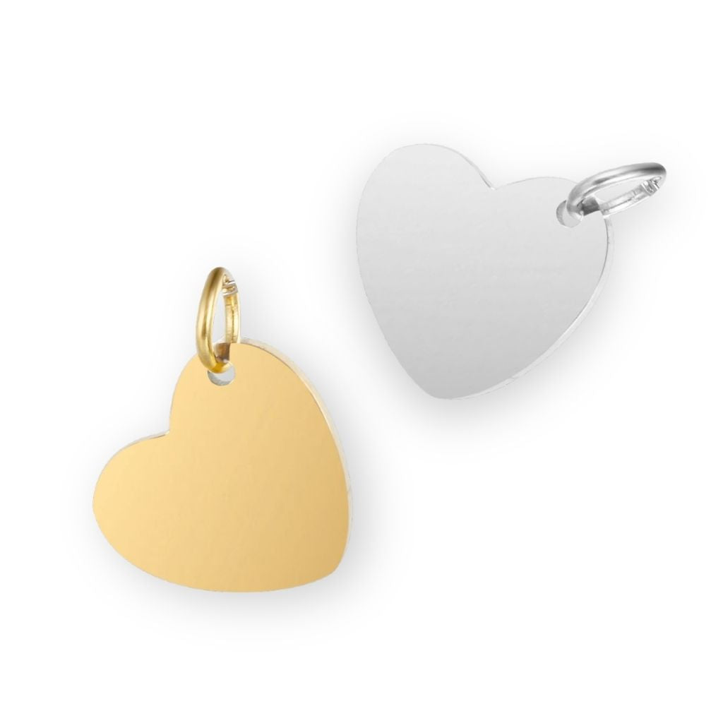 Une collection de pendentif coeur en argent et en or pour bola de grossesse de femme enceinte