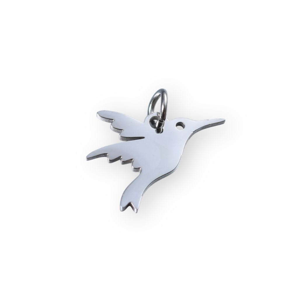 Une collection de pendentif colibri en argent pour bola de grossesse de femme enceinte