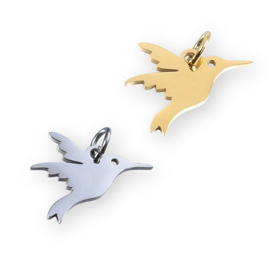 Une collection de pendentif colibri en argent et en or pour bola de grossesse de femme enceinte