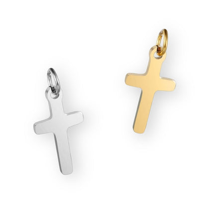 Une collection de pendentif croix en argent et en or pour bola de grossesse de femme enceinte