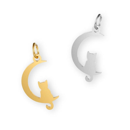 Une collection de pendentif avec une lune et un chat en argent et en or pour bola de grossesse de femme enceinte