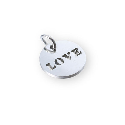 Une collection de pendentif medaille love en argent pour bola de grossesse de femme enceinte