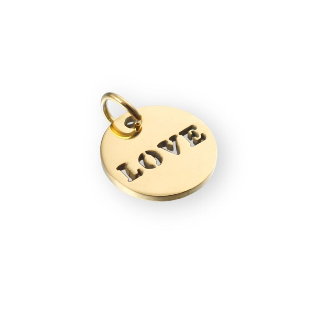 Une collection de pendentif medaille love en or pour bola de grossesse de femme enceinte