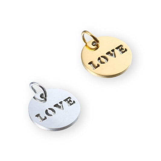 Une collection de pendentif medaille love en argent et en or pour bola de grossesse de femme enceinte