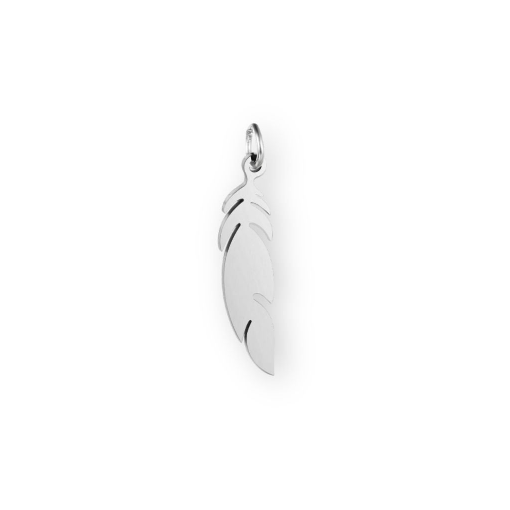 Une collection de pendentif plume en argent pour bola de grossesse de femme enceinte