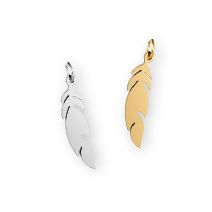 Une collection de pendentif plume en argent et en or pour bola de grossesse de femme enceinte