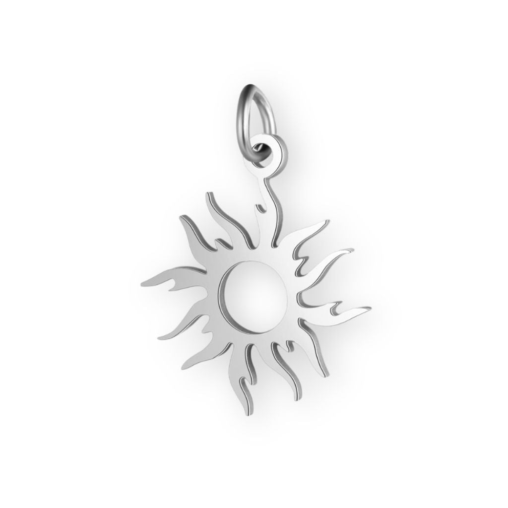 Une collection de pendentif soleil en argent pour bola de grossesse de femme enceinte