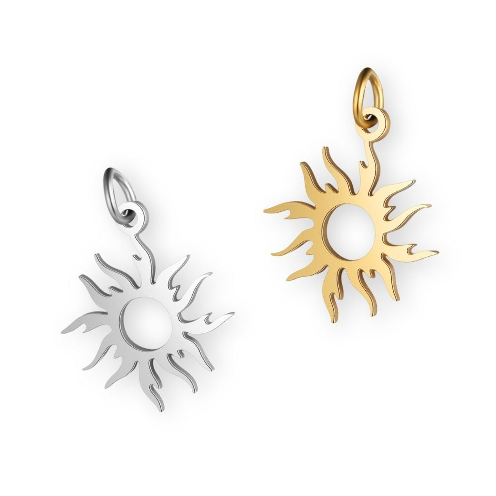 Une collection de pendentif soleil en argent et en or pour bola de grossesse de femme enceinte